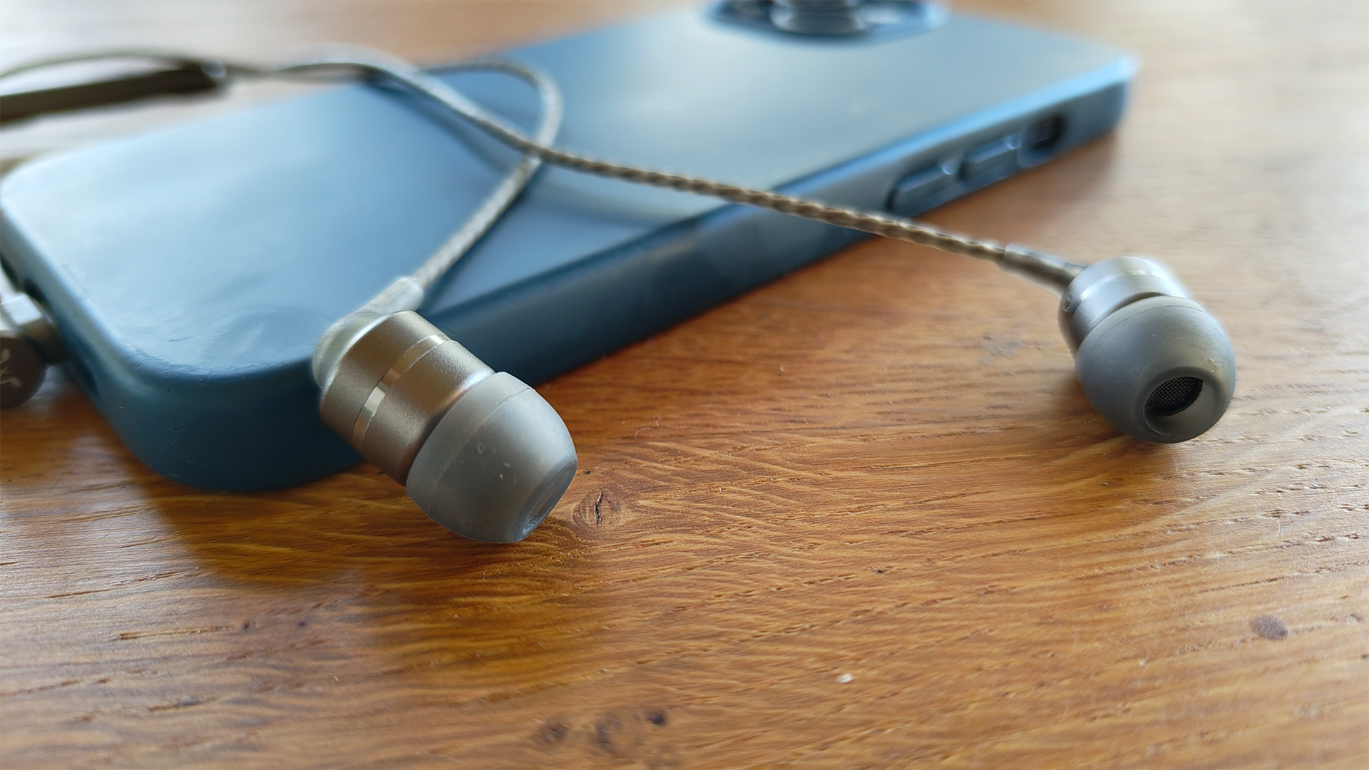 SoundMagic E80D wired in-ear headphones with an iPhone
