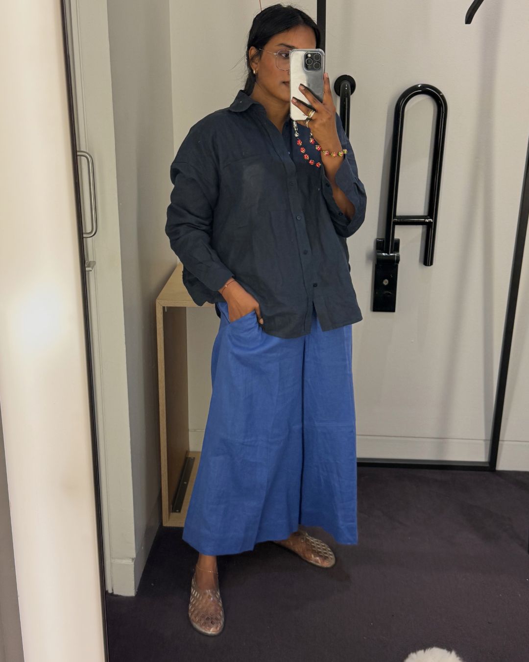 @chiarasatelier wears COS' blue linen culottes with a navy shirt and clear jelly ballet flats