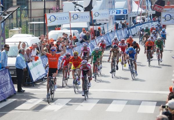 Pablo Urtusan (Euskaltel-Euskadi) winning the first stage of the Vuelta Asturias.
