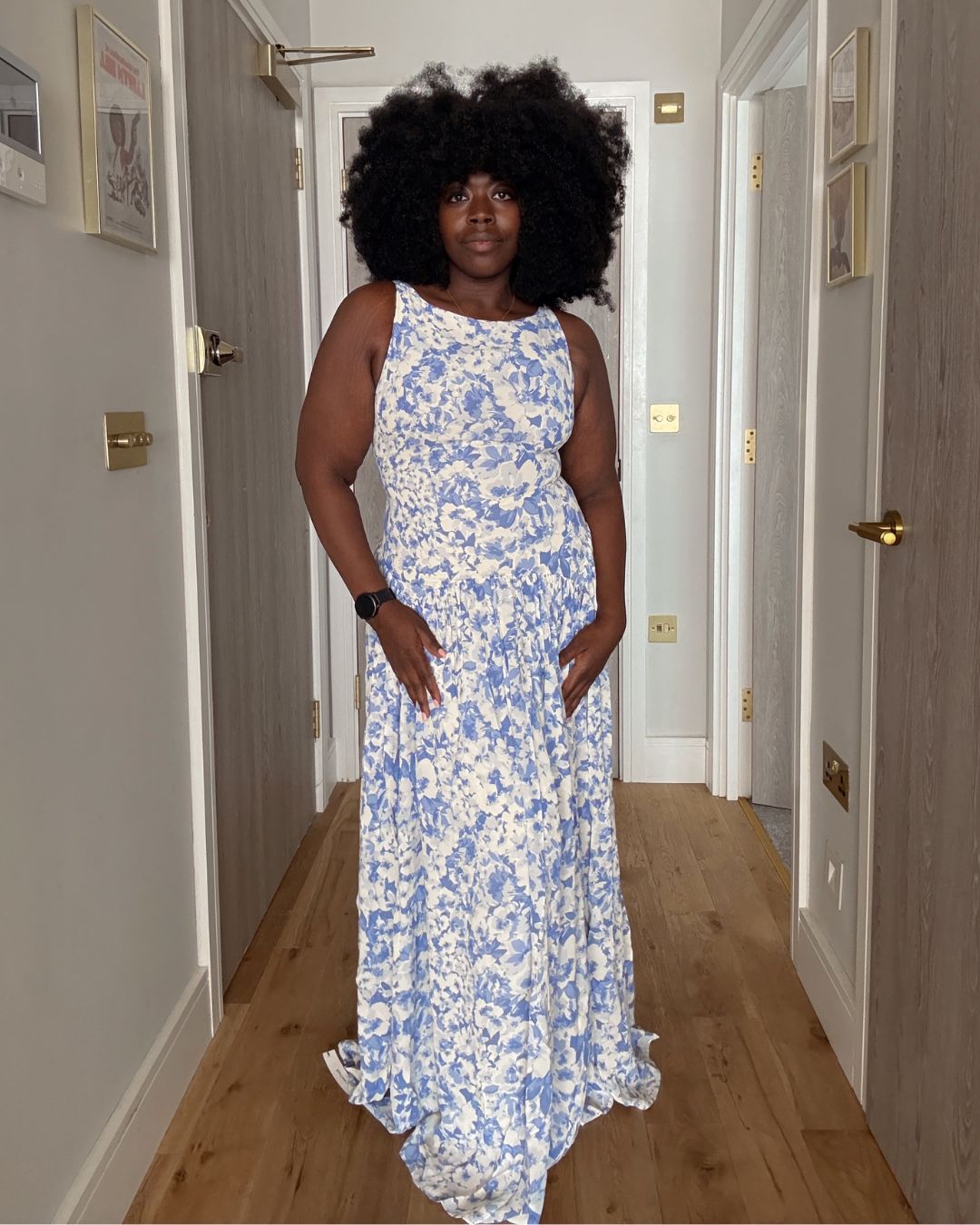 Stephanie Yeboah przymierza sukienkę plus size Reformation