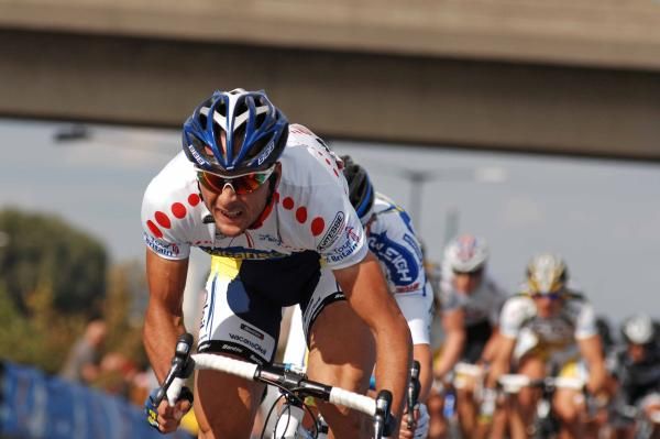 Johnny Hoogerland goes to the front.