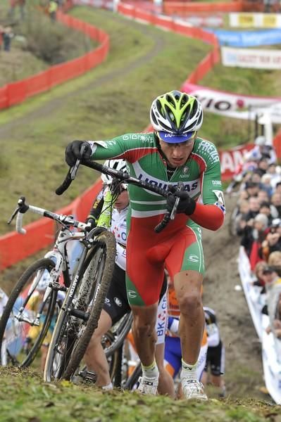 Enrico Franzoi (Liquigas) puts everything into the run up.