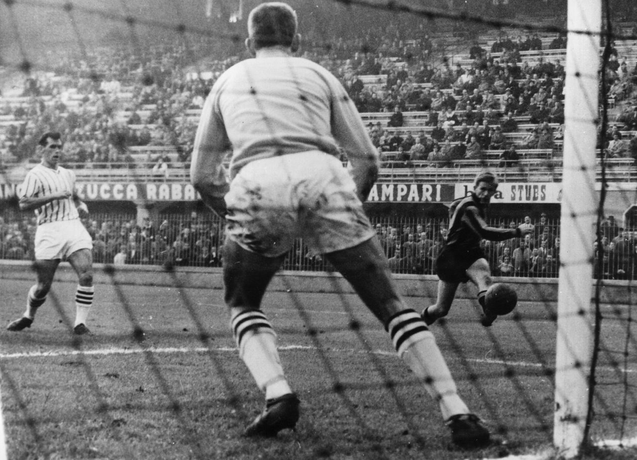 Gerry Hitchens scores for Inter against Heart of Midlothian in the Inter-Cities Fairs Cup, November 1961