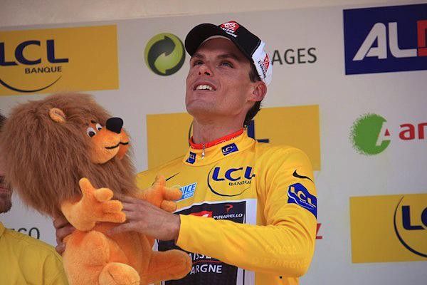 Leon-Luis Sanchez (Caisse d'Epargne) holds up the tiger - we're guessing ASO gets a good bulk deal on these from the manufacturer.