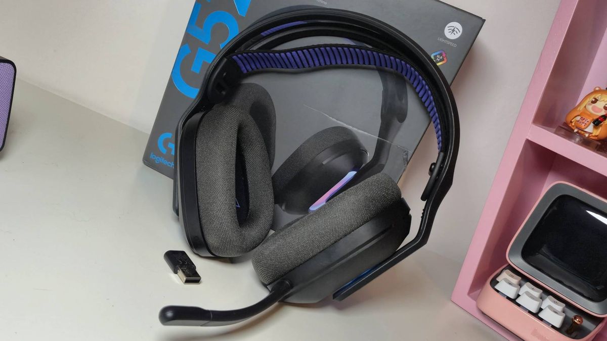 Photo by Rosalie Newcombe of the Logitech G522 Lightspeed headset sitting on a white desk.