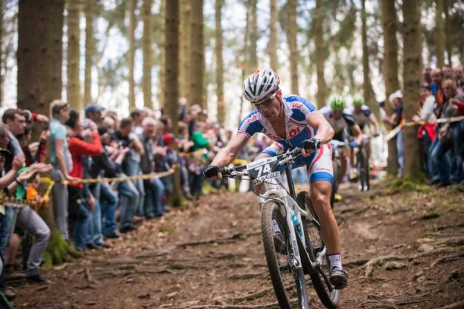 Henrique Avancini flies past spectators