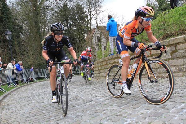 Annette Edmondson en route to winning the 2017 Pajot Hills Classic