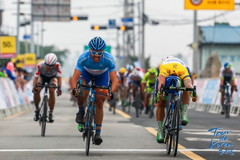 Caleb Ewan nudges Paddy Bevin to the stage win