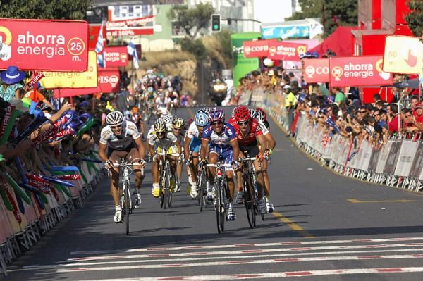 Nicolas Roche (Ag2R), Joaquin Rodriguez (Katusha) and race leader Igor Anton (Euskaltel - Euskadi) sprint for 15th place.