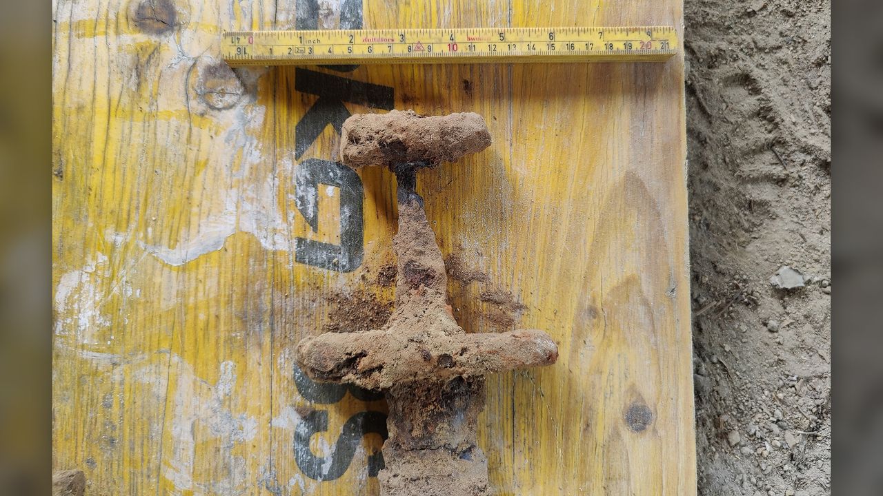 The grave can be dated from the style of the sword's hilt, which indicates it was made at the turn of the ninth and 10th centuries.