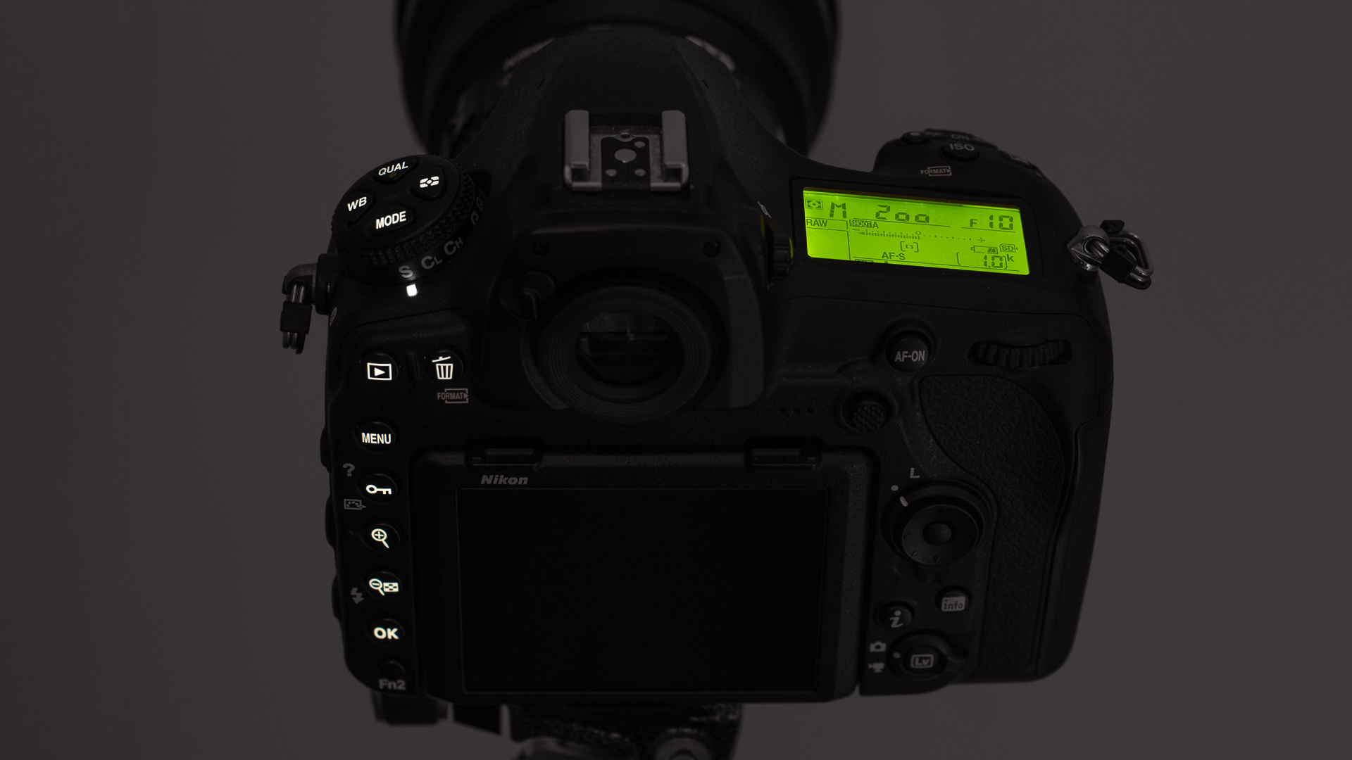 Los botones iluminados de una Nikon D850 en un ambiente oscuro