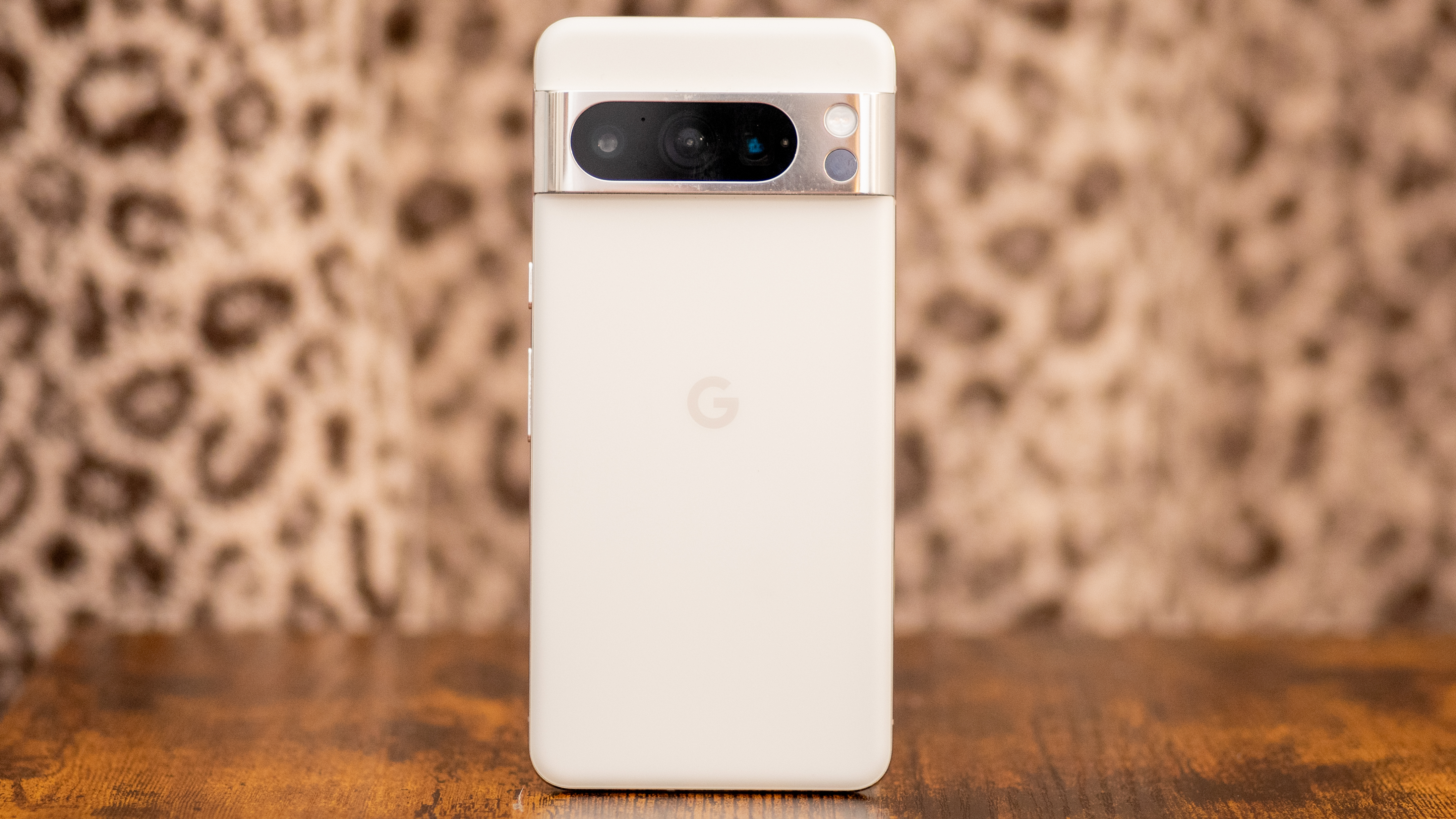 Google Pixel 8 Pro پشتی با چینی در مقابل چاپ حیوانات