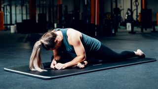 I'm a personal trainer — use this 5-move stretching routine to