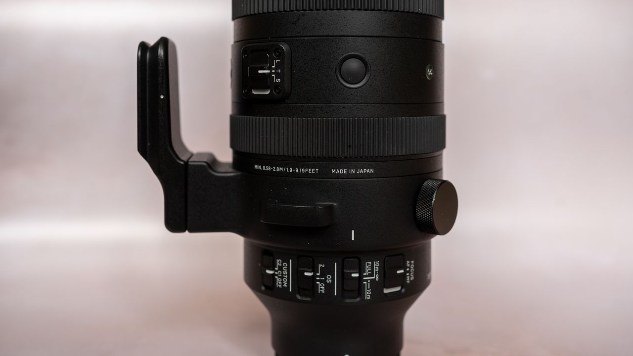 SIGMA 150-600mm f/5-6.3 DG DN OS lens on a plain background