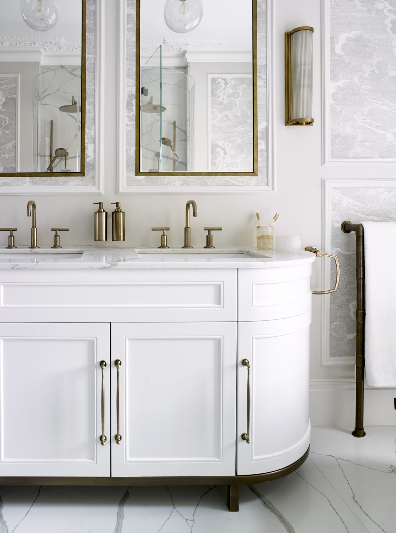 Custom carpentry in the bathroom