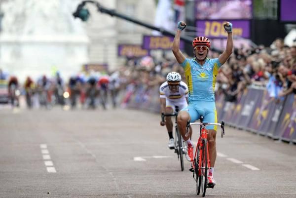 Alexandre Vinokourov (Kazakhstan) triumphs on The Mall.