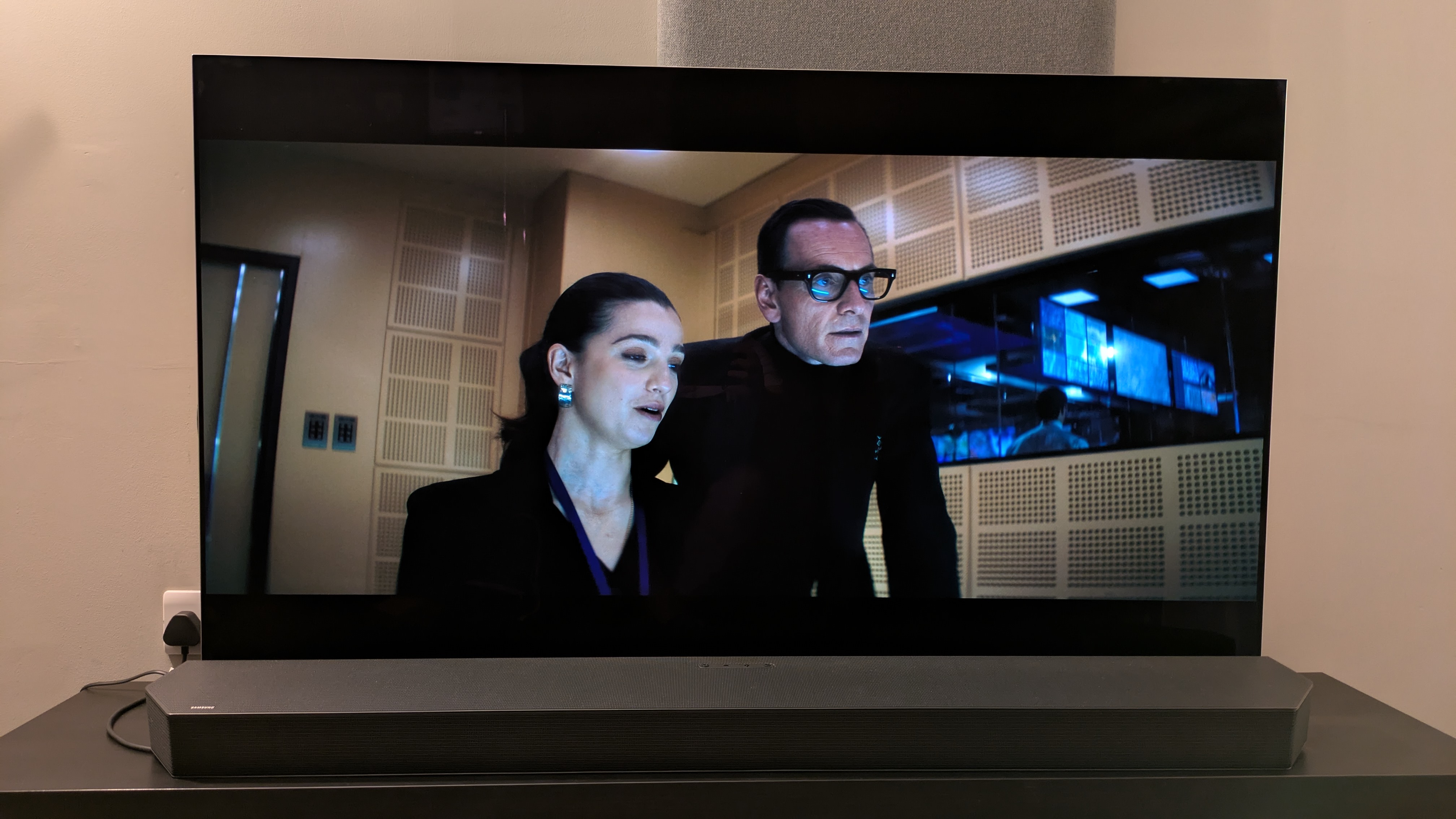 Black 4K Blu-ray shot of George Woodhouse (Michael Fassbender) and Clarissa Dubose (Marisa Abela) on LG G5