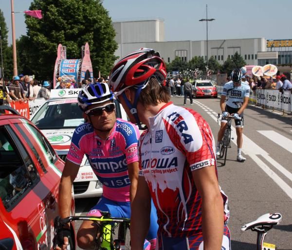 Michele Scarponi and Danilo Di Luca share a joke on the start line in Alba.