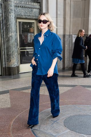 Saoirse Ronan wurde am 1. Oktober 2024 im Madison Square Park in New York City gesehen und trug ein dunkelblaues Hemd und eine passende Cordhose von Ferragamo.