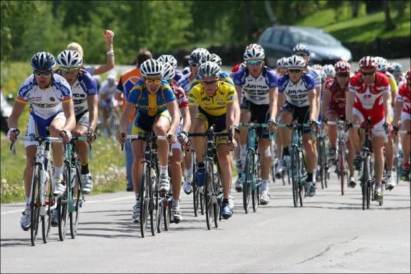 Australian rider Alex Carver (Jayco-Skins) sits in second wheel.