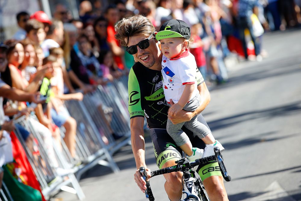 Andre Cardoso with his son before the start of the Vuelta's final stage