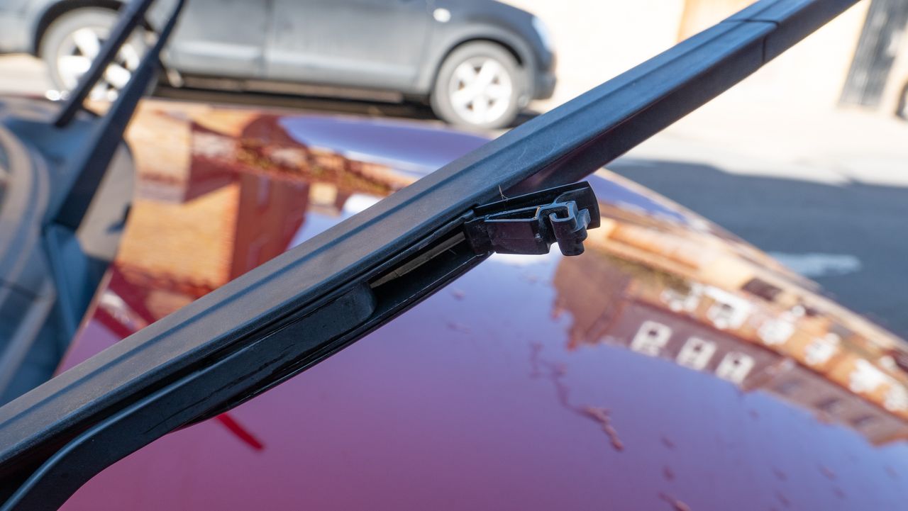 How to fit a new windscreen wiper