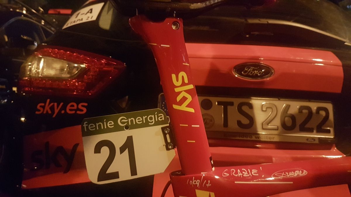 Fausto Pinarello signed the top tube for Froome ahead of the final stage