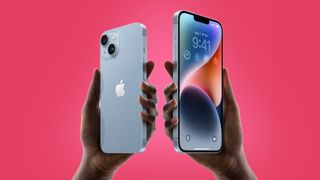 Två händer håller upp en varsin iPhone 14-modell framför en rosa bakgrund.