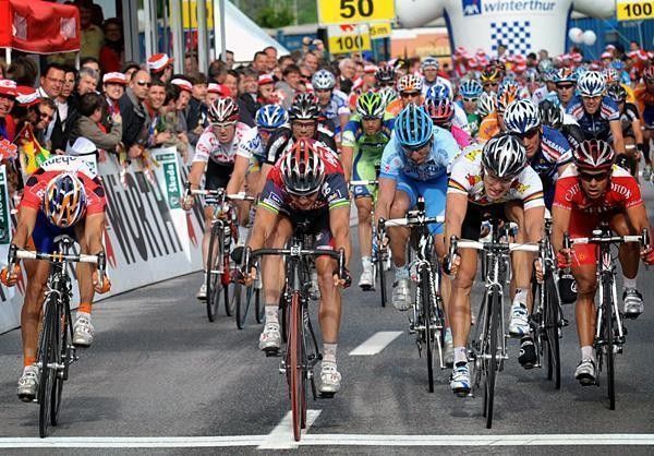 Australia's Robbie McEwen (Silence-Lotto) nips the win.