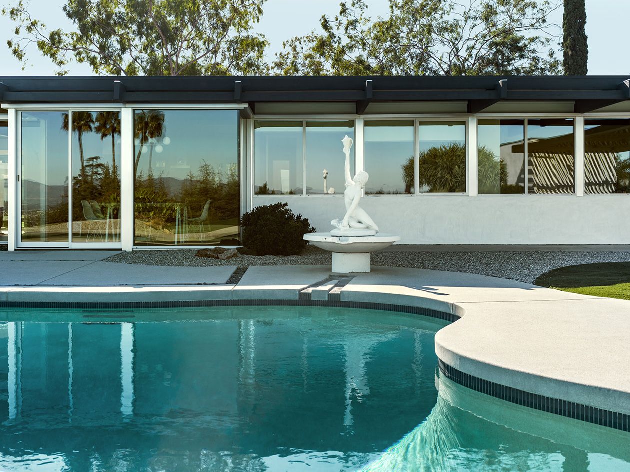 swimming pool and house facade with statue at richard neutra&#039;s lord house