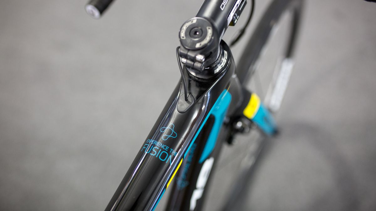 The Di2 gear cable runs along the inside of the top tube