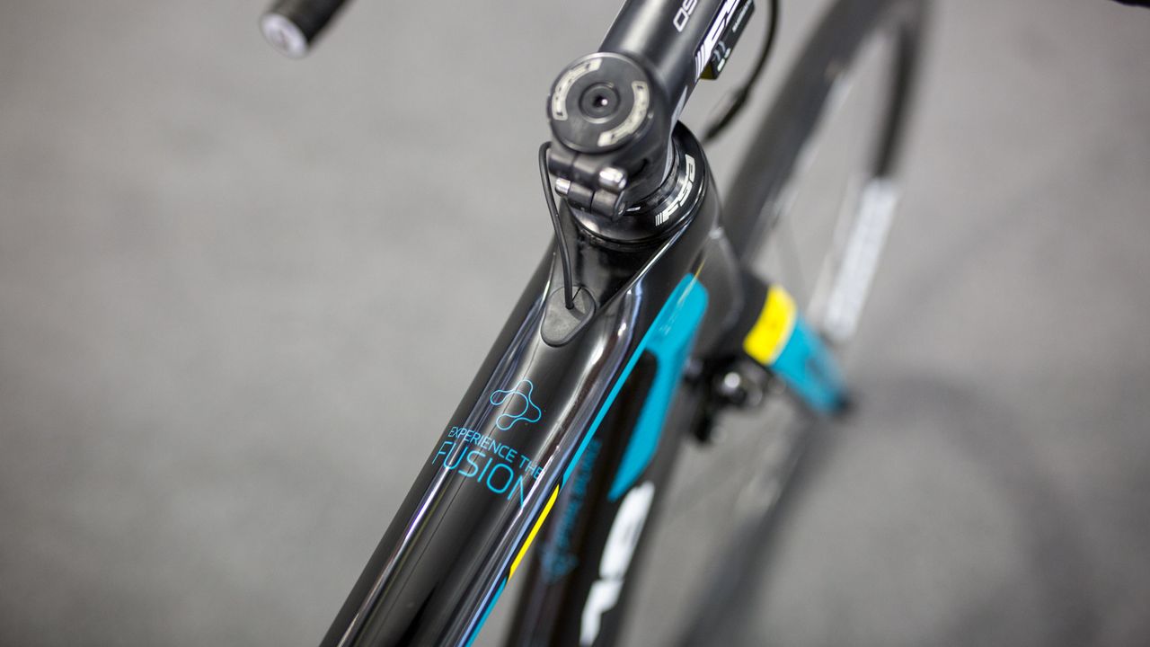 The Di2 gear cable runs along the inside of the top tube