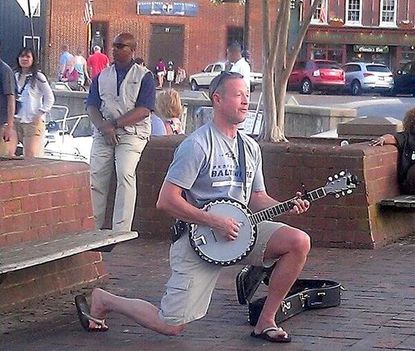 Maryland Gov. Martin O'Malley spotted playing banjo on the street in Annapolis