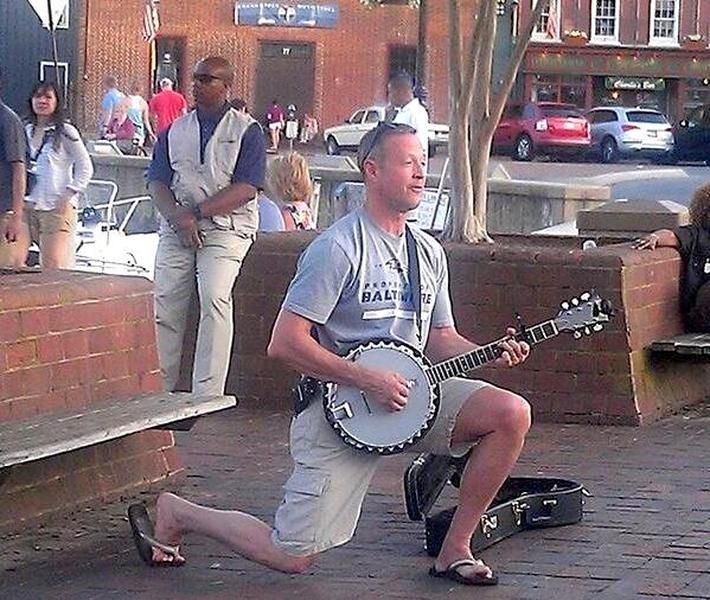 Maryland Gov. Martin O&amp;#039;Malley spotted playing banjo on the street in Annapolis