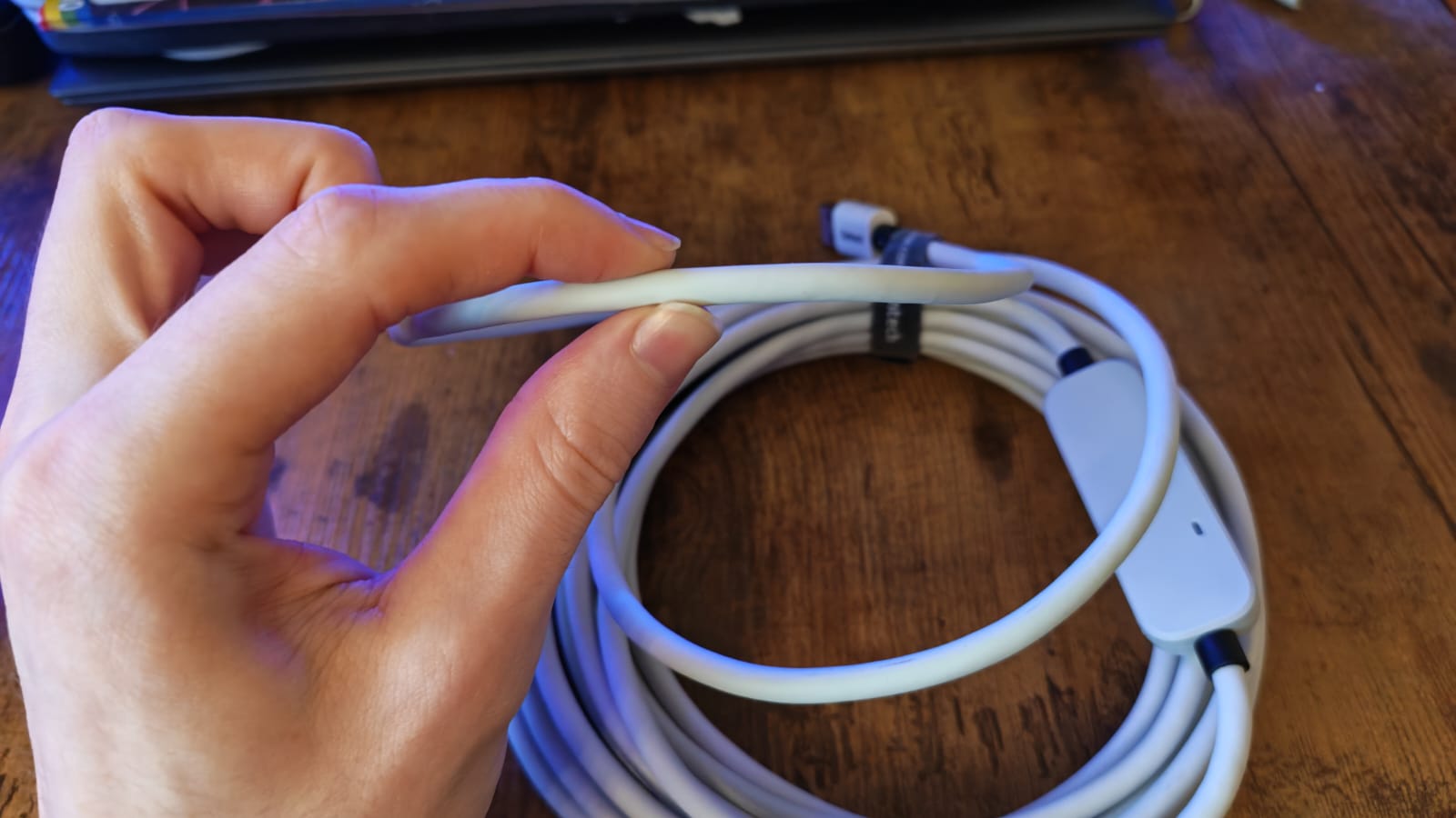 An image of the Syntech Link Cable and the thickness of its wire