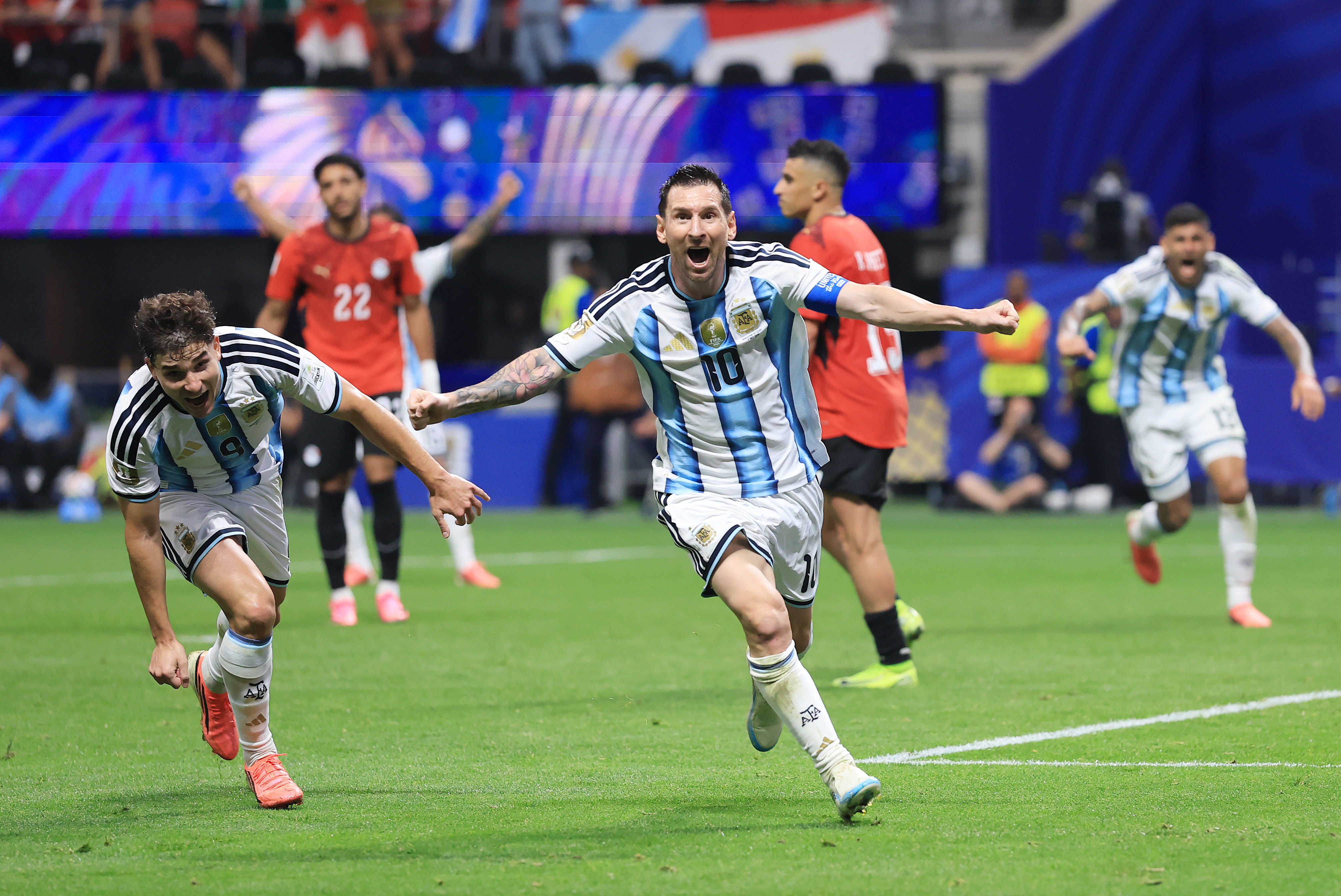 ATLANTA, GEÓRGIA - 07 DE JULHO: Lionel Messi nº 10 da Argentina comemora marcar o segundo gol de seu time durante a partida das oitavas de final da Copa do Mundo FIFA 2026 entre Argentina e Egito no Atlanta Stadium em 07 de julho de 2026 em Atlanta, Geórgia. (Foto de Elsa/Getty Images)
