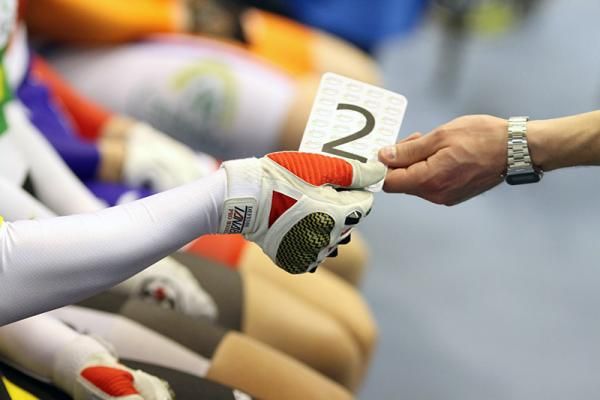 Riders drawing cards to decide the start order in the women's Keirin.