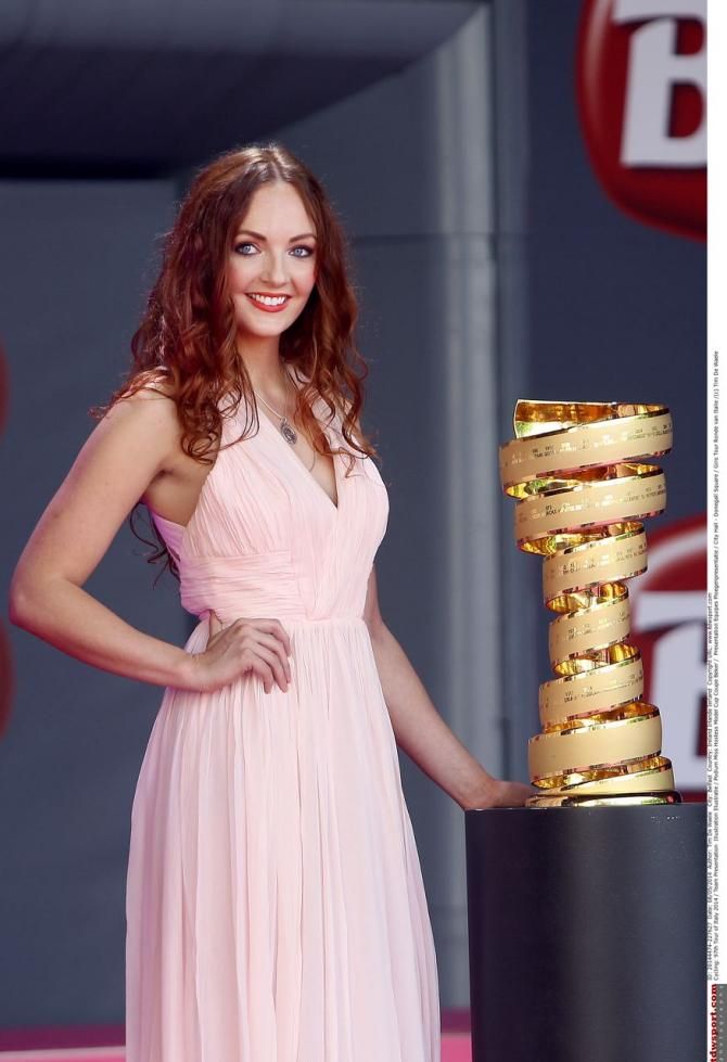 The iconic Giro d'Italia Senza Fine trophy