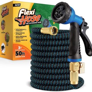 expandable garden hose in black and blue