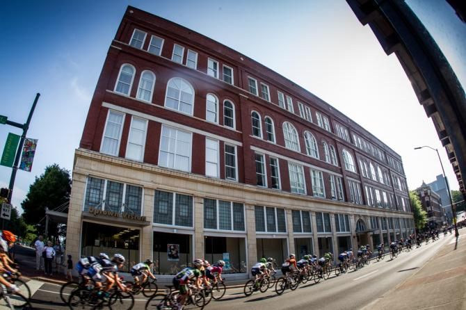 The women&rsquo;s field rolls into downtown Chattanooga