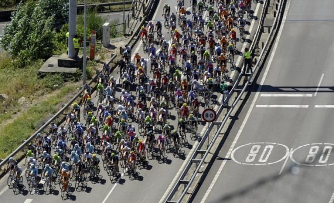 The Vuelta peloton head towards the finish on stage 3