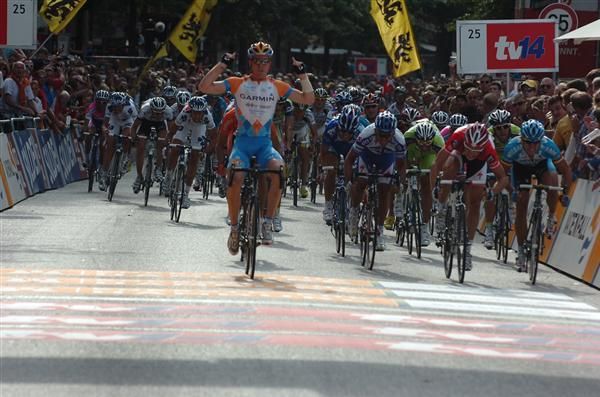 Tyler Farrar (Garmin-Slipstream) gets there first, ahead of Matti Breschel (Saxo Bank) and Gerald Cioleck (Milram)