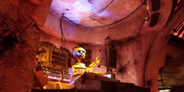 R3X at Oga&#039;s Cantina insaide Star Wars: Galaxy&#039;s Edge