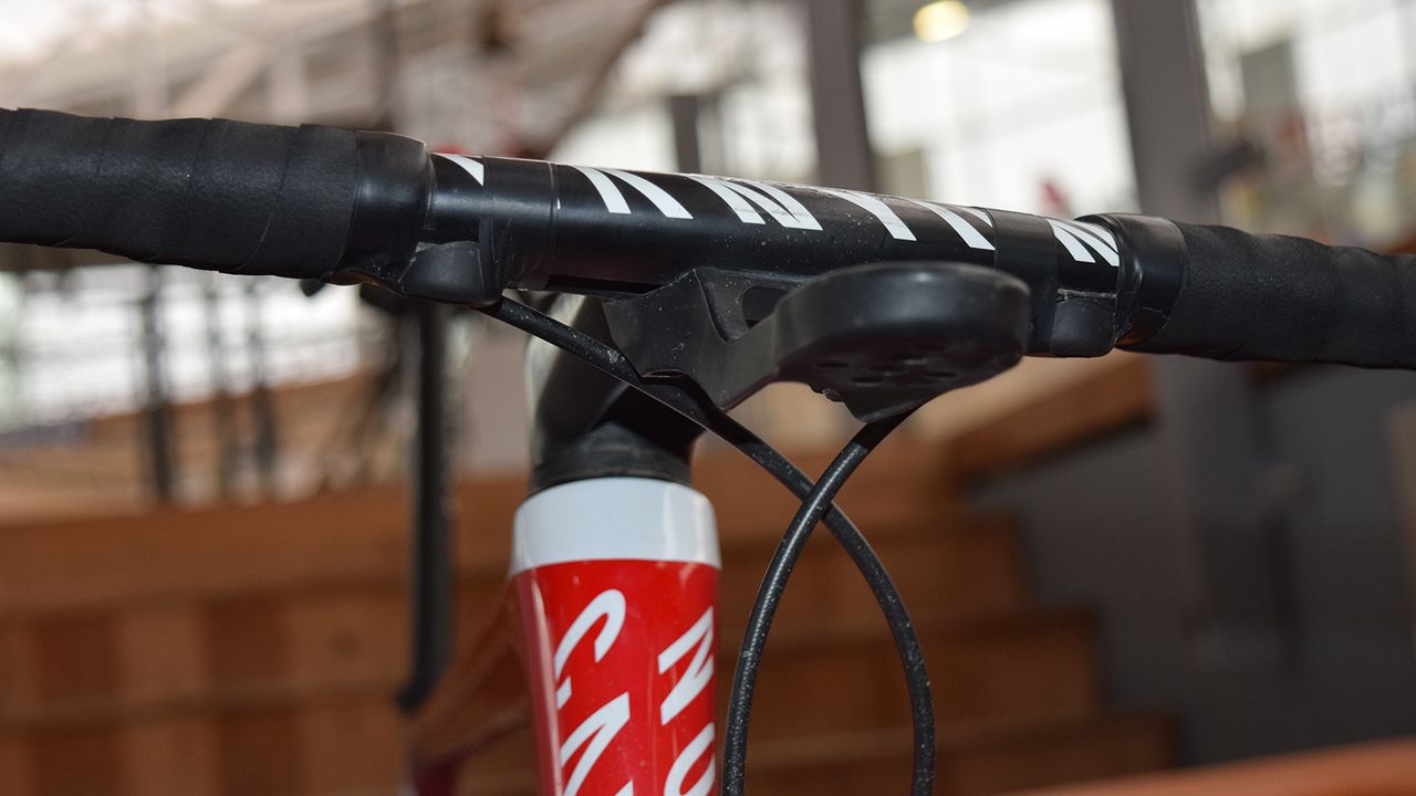 Politt ran SRAM Blips on the underside of his handlebar tops