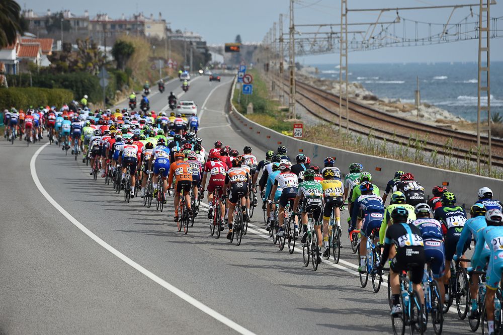 The peloton rolls along the coast at Volta a Catalunya