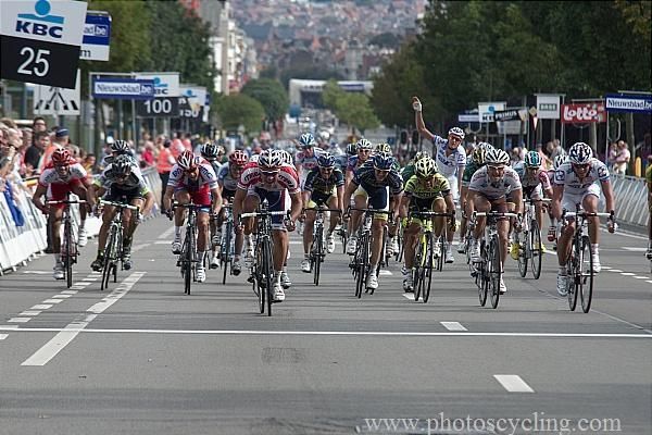 Denis Galimzyanov (Katusha) gets ahead of Hutarovich at the line