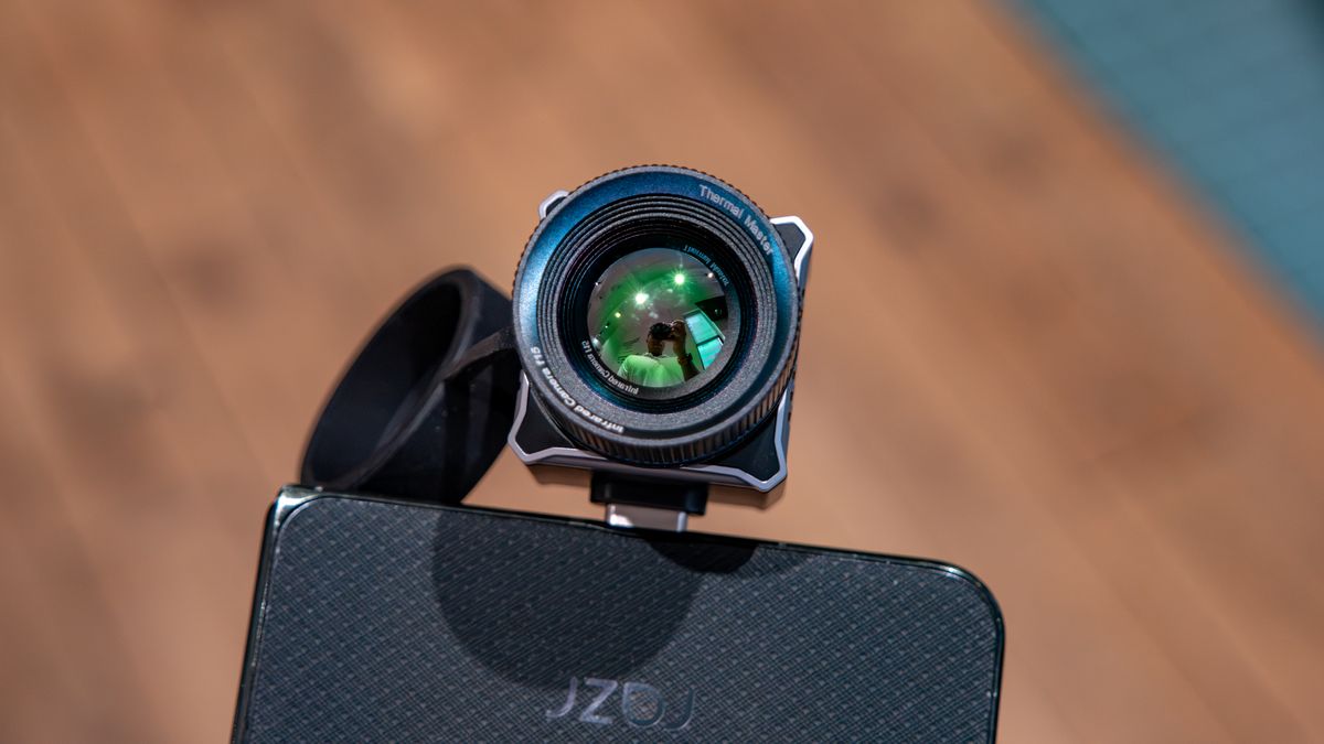 Thermal Master T2 Max connected to Motorola Razr Fold.