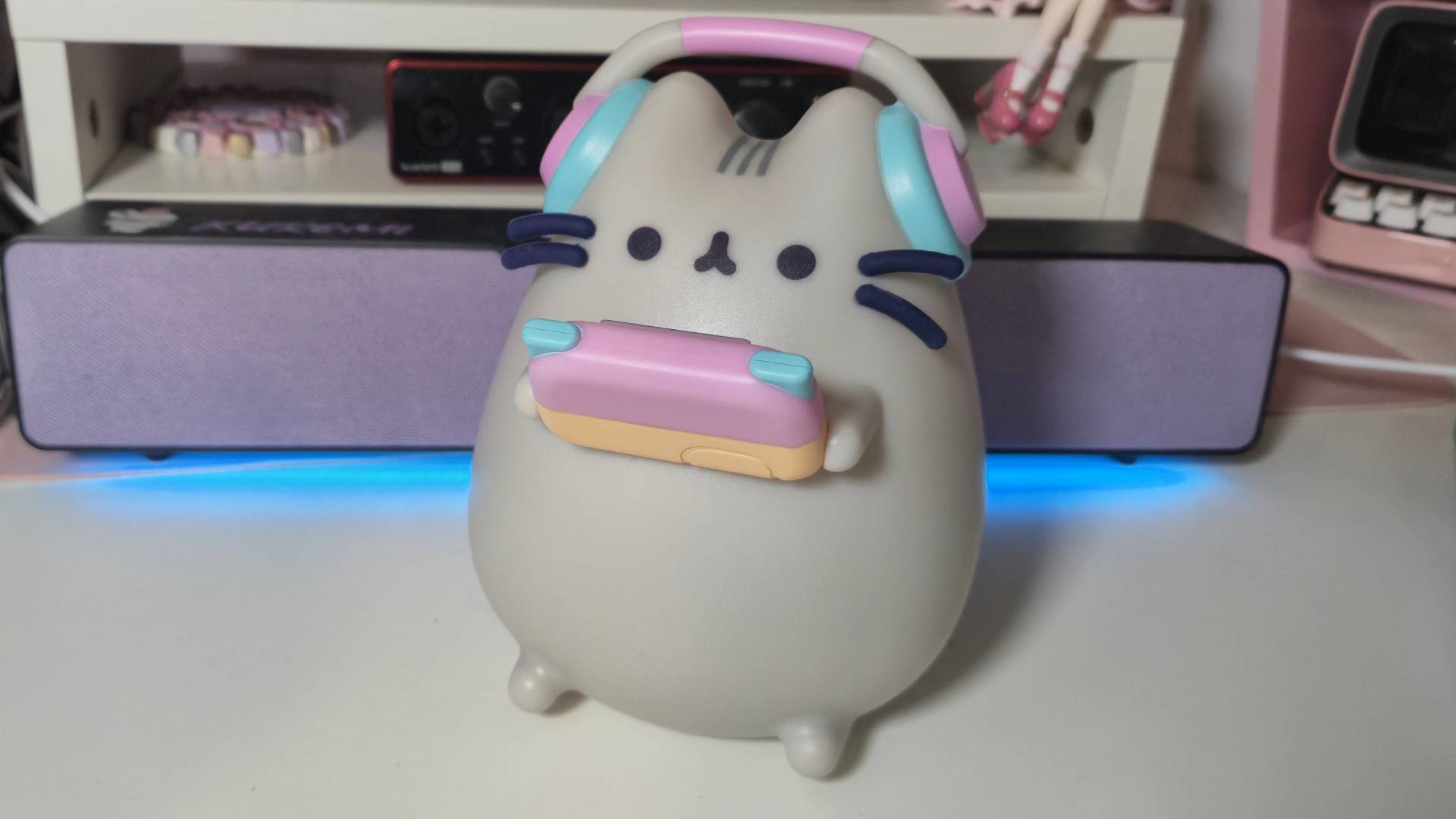Photo by Rosalie Newcombe of the official Pusheen gamer lamp sitting on a white desk.