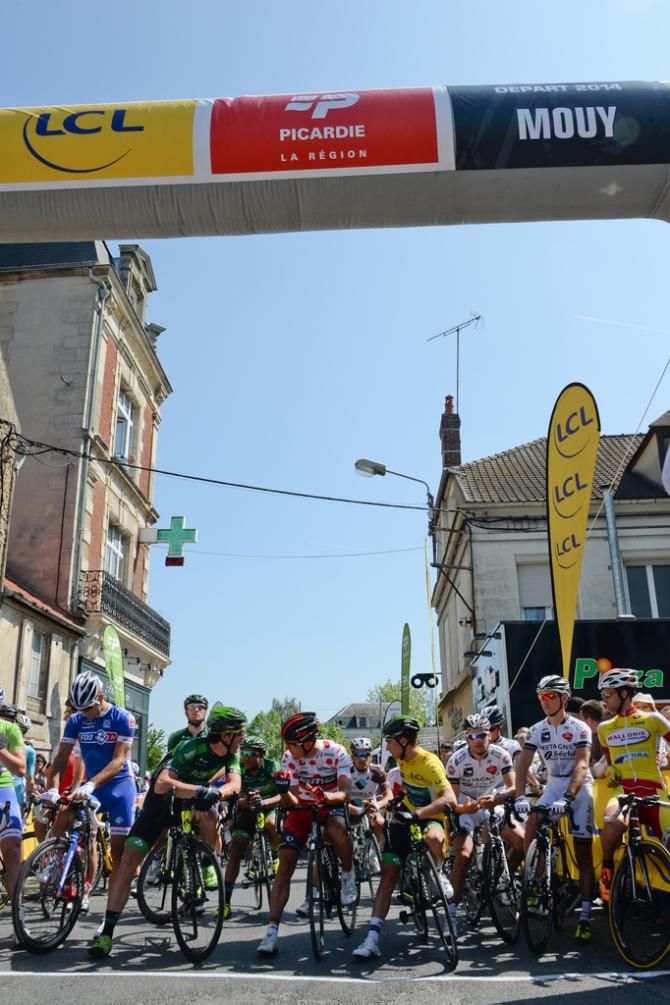 The riders prepare for the start of stage 2