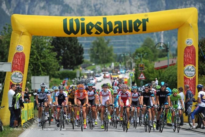 The bunch depart the starting town in Innsbruck